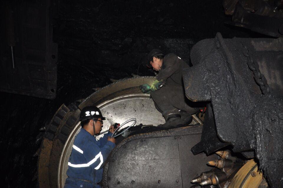 在采煤機(jī)滾筒和搖臂部位取樣 在采煤機(jī)滾筒和搖臂部位取樣